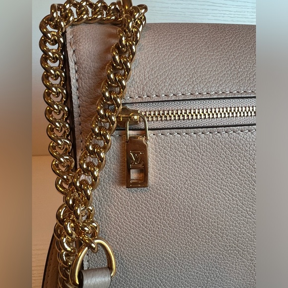 LOUIS VUITTON MYLOCKME SATCHEL chain bag in greige - Picture 13 of 16